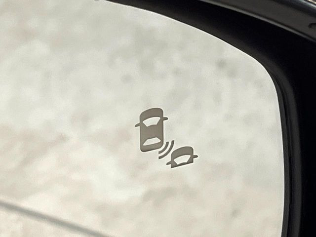 【ブラインドスポットインフォメーション】走行中、ドアミラーの死角になりやすい箇所に後続車が接近するとサイドミラー付近に警告を表示、ドライバーに注意喚起をしてくれます。