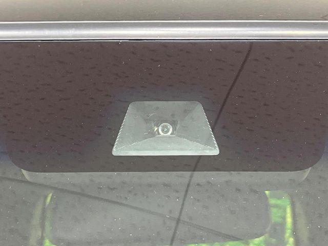 【ホンダセンシング】走行中に前方の車両等を認識し、衝突しそうな時は警報とブレーキで衝突回避と被害軽減をアシスト。より安全にドライブをお楽しみいただけます。