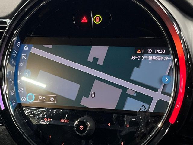 ●純正ナビ:一体感のあるナビは、高級感ある車内を演出してくれます。Bluetooth再生などオーディオ機能も充実しておりますので、運転もより楽しめます♪
