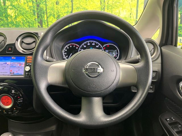 �C���e���A�ɍ��킹���f�U�C���̃X�e�A�����O�́A�^�]�������̂��Ƃ��l���A�^�]���₷���`��A�傫���ł��B�����x�A���ۂɐG���Ă��m���߂��������B