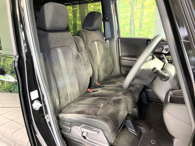 運転席まわりには十分なスペースがあり、大柄な方でもゆったり運転していただける環境です。