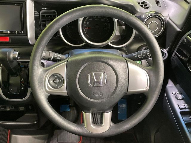 インテリアに合わせたデザインのステアリングは、運転される方のことも考え、運転しやすい形状、大きさです。是非一度、実際に触ってお確かめください。