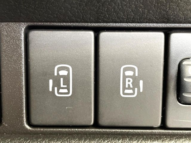 【両側パワースライドドア】スマートキーや運転席のスイッチで後席両側スライドドアの開閉が可能♪電動だから力を入れてドアを開ける必要が無く、小さなお子様でも簡単に開け閉めでき快適です♪