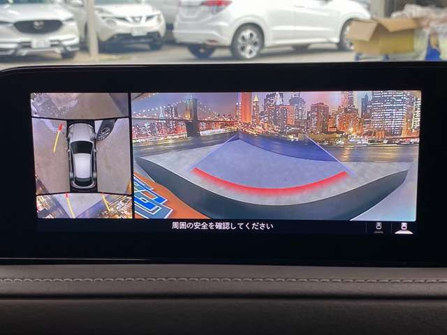【バックカメラ】運転席から画面上で安全確認ができます。駐車が苦手な方にもオススメな便利機能です。