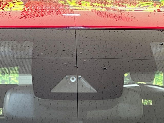 【トヨタセーフティセンス】走行中に前方の車両等を認識し、衝突しそうな時は警報とブレーキで衝突回避と被害軽減をアシスト。より安全にドライブをお楽しみいただけます。