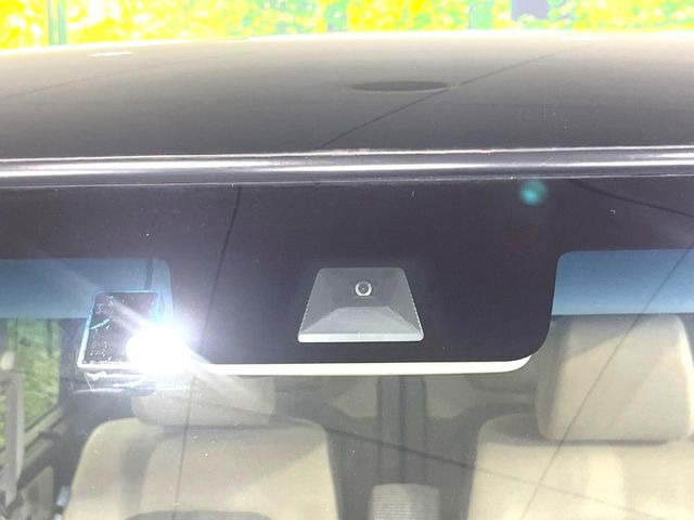 【ホンダセンシング】走行中に前方の車両等を認識し、衝突しそうな時は警報とブレーキで衝突回避と被害軽減をアシスト。より安全にドライブをお楽しみいただけます。