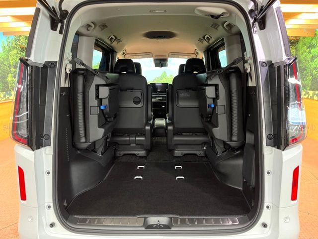 普段のお買い物や通勤、送迎等に十分な荷室スペースを確保しております。セカンドシートを倒すと、大きな荷物の積載も可能です♪