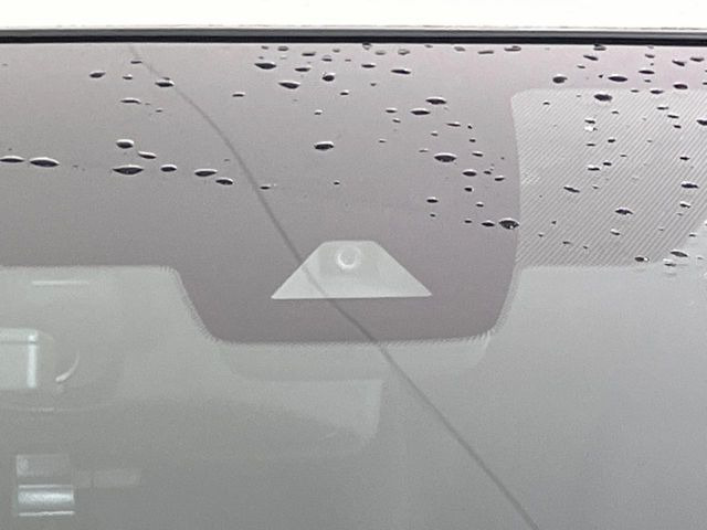【インテリジェントエマージェンシーブレーキ】フロントカメラで前方の車両や歩行者を検知。衝突しそうな時は衝突被害軽減ブレーキが作動、衝突回避をサポート。より安全にドライブをお楽しみいただけます。