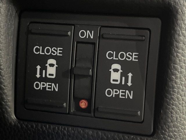 【両側パワースライドドア】スマートキーや運転席のスイッチで後席両側スライドドアの開閉が可能♪電動だから力を入れてドアを開ける必要が無く、小さなお子様でも簡単に開け閉めでき快適です♪