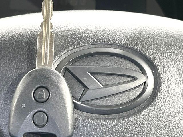 【キーレス】少し離れた場所からでもボタン一つでドアの開錠・施錠ができるのでとっても便利!ドアの鍵穴周りに傷をつけることもありません♪