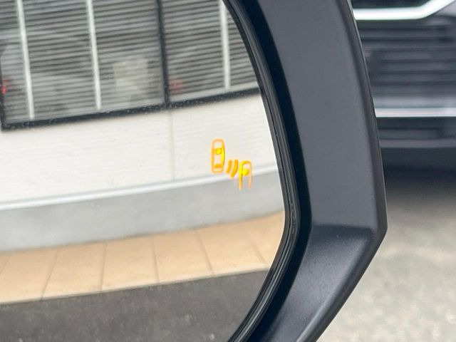 【ブラインドスポットモニター】走行中、ドアミラーの死角になりやすい箇所に後続車が接近するとサイドミラーのレンズに警告を表示!ドライバーに注意喚起をしてくれます。