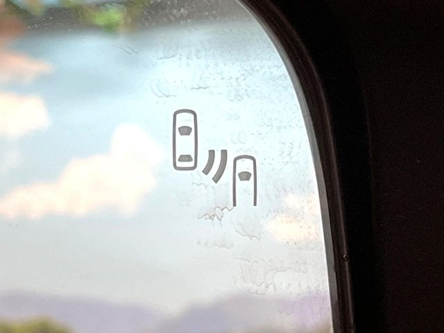 【ブラインドスポットワーニング】走行中、ドアミラーの死角になりやすい箇所に後続車が接近するとサイドミラー付近に警告を表示、ドライバーに注意喚起をしてくれます。