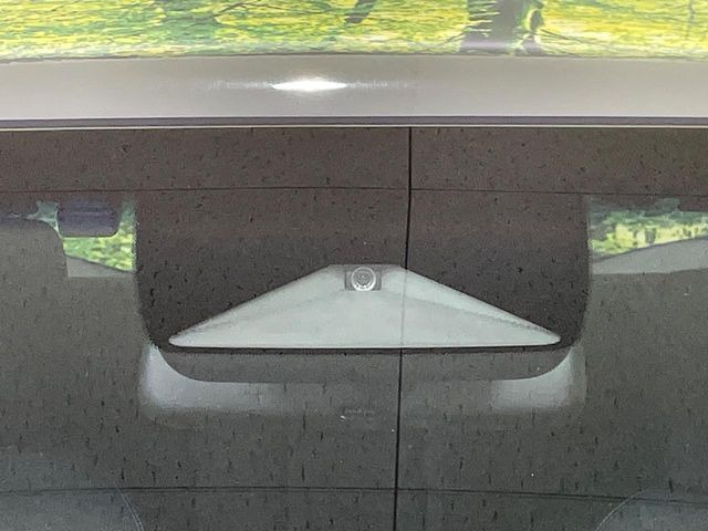 【ホンダセンシング】走行中に前方の車両等を認識し、衝突しそうな時は警報とブレーキで衝突回避と被害軽減をアシスト。より安全にドライブをお楽しみいただけます。