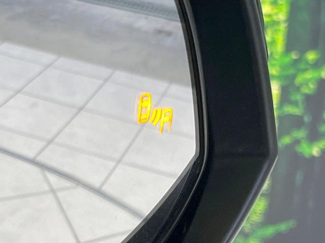 【ブラインドスポットモニター】走行中、ドアミラーの死角になりやすい箇所に後続車が接近するとサイドミラーのレンズに警告を表示!ドライバーに注意喚起をしてくれます。