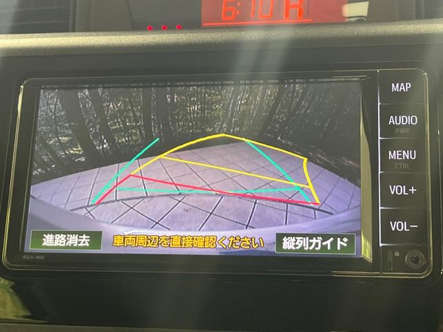 【バックカメラ】駐車時に後方がリアルタイム映像で確認できます。大型商業施設や立体駐車場での駐車時や、夜間のバック時に大活躍!運転スキルに関わらず、今や必須となった装備のひとつです!