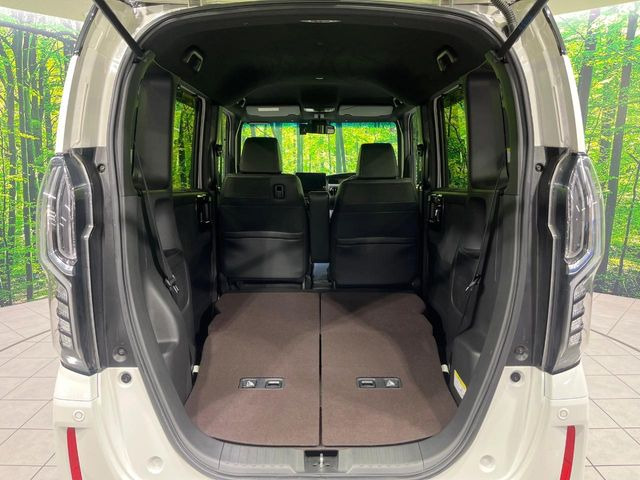 普段のお買い物や通勤、送迎等に十分な荷室スペースを確保しております。セカンドシートを倒すと、大きな荷物の積載も可能です♪
