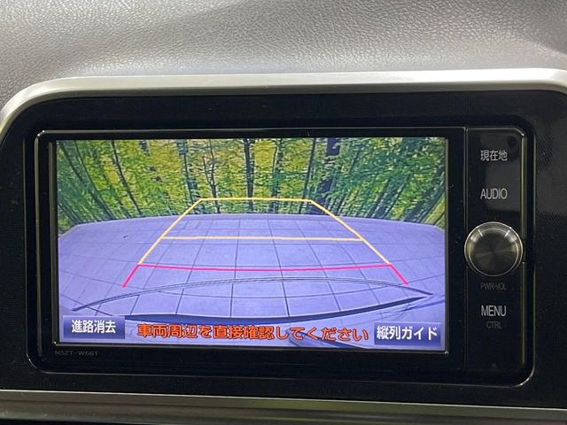 【バックカメラ】駐車時に後方がリアルタイム映像で確認できます。大型商業施設や立体駐車場での駐車時や、夜間のバック時に大活躍!運転スキルに関わらず、今や必須となった装備のひとつです!