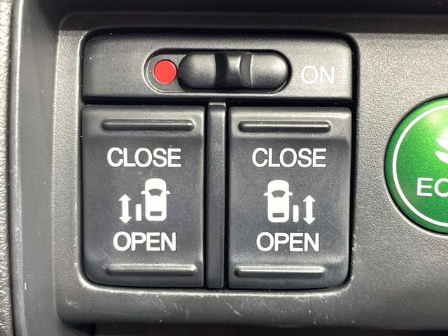 【両側パワースライドドア】スマートキーや運転席のスイッチで後席両側スライドドアの開閉が可能♪電動だから力を入れてドアを開ける必要が無く、小さなお子様でも簡単に開け閉めでき快適です♪