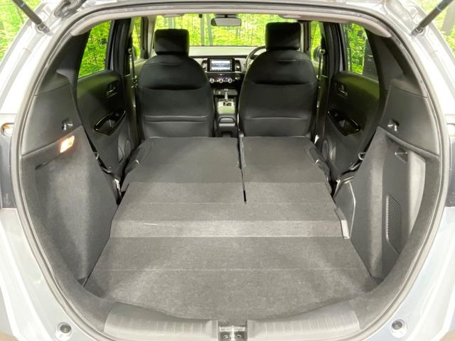 後席を格納すると、これだけの広さが!シーンに合わせたシートアレンジで、大きな荷物も積むことが出来ます♪