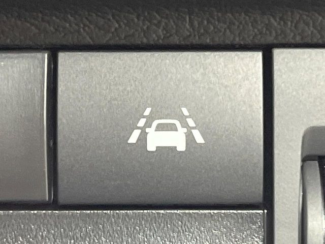 【車線逸脱警報】道路上の白(黄)線を認識し、意図せず走行中の車線からはみ出しそうになった時、メーター内の警告灯とブザーで注意喚起してくれる安心・安全機能です♪