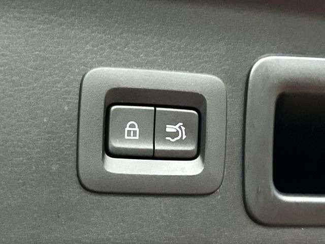 【パワーバックドア】スマートキーや運転席のボタンを押すだけでリアゲートが自動で開閉します!荷物を持っている時や、高い位置にあるバックドアを閉める際に便利な機能です♪