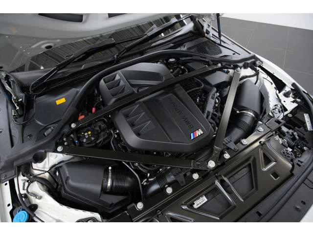 3.0L ����6�C��DOHC�c�C���^�[�{�A460ps/56.1kgm�A�S��&times;�S��&times;�S��mm 4580&times;1885&times;1410mm�A�ԗ��d�� 1730kg