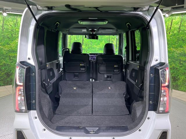 後席を格納すると、これだけの広さが!シーンに合わせたシートアレンジで、大きな荷物も積むことが出来ます♪