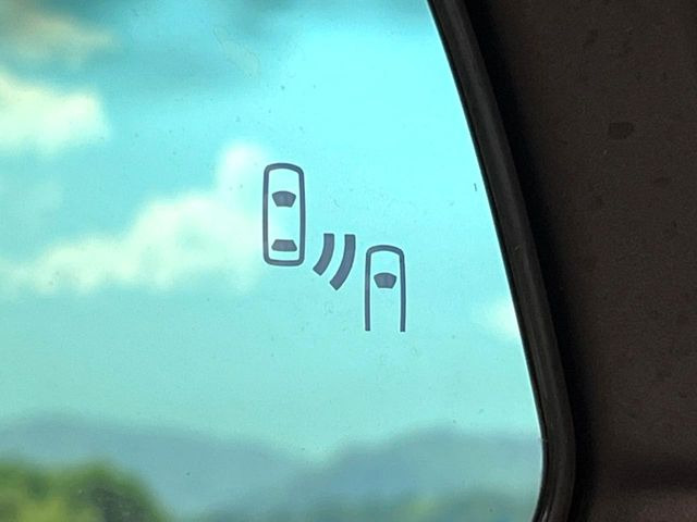 【ブラインドスポットモニター】走行中、ドアミラーの死角になりやすい箇所に後続車が接近するとサイドミラーのレンズに警告を表示!ドライバーに注意喚起をしてくれます。