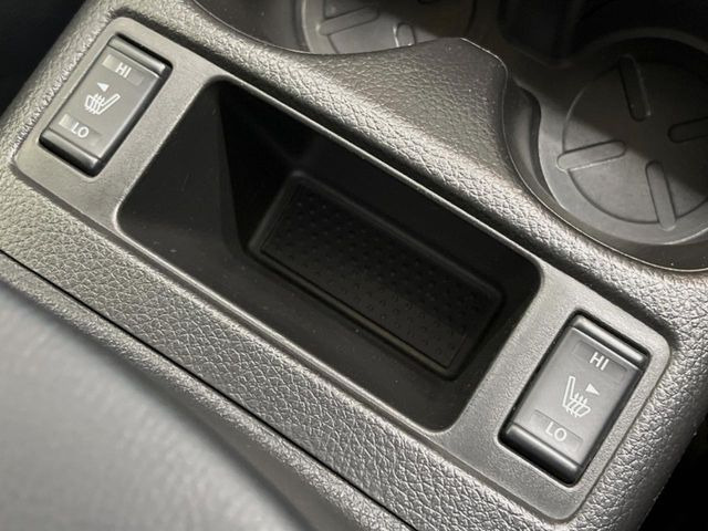 【シートヒーター&ベンチレーション】夏場は涼しい風でお尻や背中の熱やムレを防ぎ、冬はエアコンよりも早く温まってポカポカに!季節を問わず快適に過ごせます。