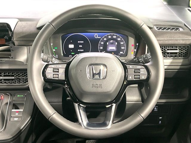 インテリアに合わせたデザインのステアリングは、運転される方のことも考え、運転しやすい形状、大きさです。是非一度、実際に触ってお確かめください。