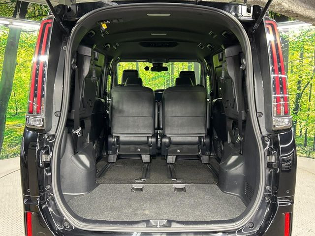 積み下ろしのしやすいデッキにはたっぷりと荷物を積み込んでいただけます。遊びから仕事まで、様々なシーンで頼れます♪