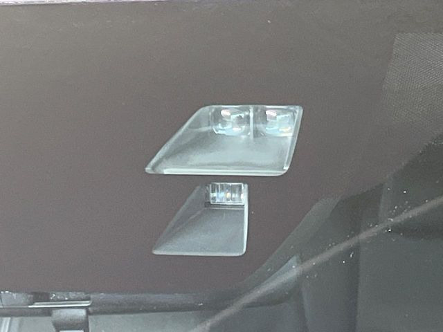 【スマートシティブレーキサポート】低速走行中に前方の車両等を認識し、衝突しそうな時は警報とブレーキで衝突回避と被害軽減をアシスト。より安全にドライブをお楽しみいただけます。