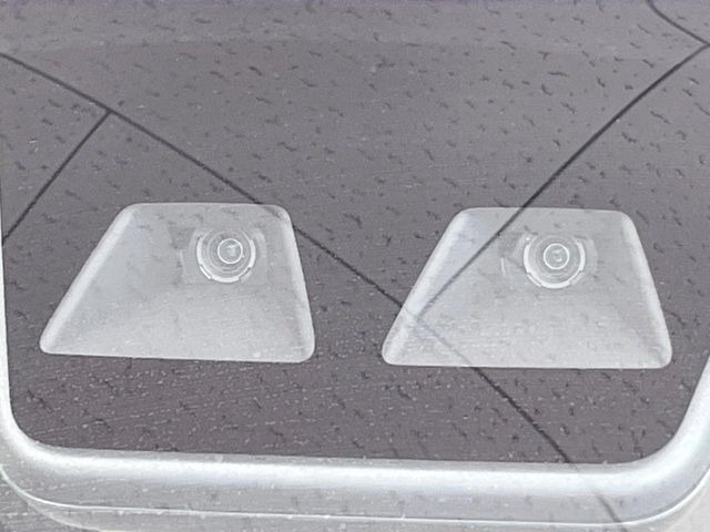 【スマートアシスト】走行中に前方の車両等を認識し、衝突しそうな時は警報とブレーキで衝突回避と被害軽減をアシスト。より安全にドライブをお楽しみいただけます。