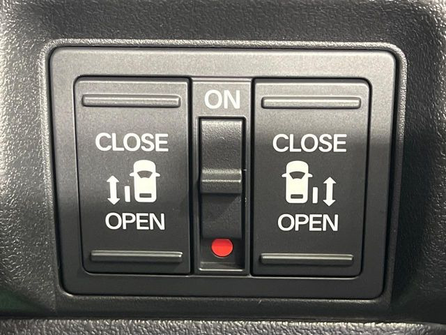 【両側パワースライドドア】スマートキーや運転席のスイッチで後席両側スライドドアの開閉が可能♪電動だから力を入れてドアを開ける必要が無く、小さなお子様でも簡単に開け閉めでき快適です♪