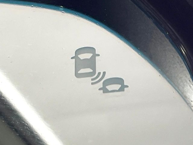 【ブラインドスポットインフォメーション】走行中、ドアミラーの死角になりやすい箇所に後続車が接近するとサイドミラー付近に警告を表示、ドライバーに注意喚起をしてくれます。