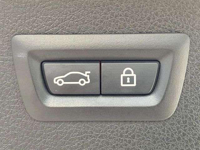 ●電動リアゲート:ワンタッチでリアゲートの開閉ができ、荷物などで両手が塞がっている状態でも簡単に開閉ができる便利機能です。