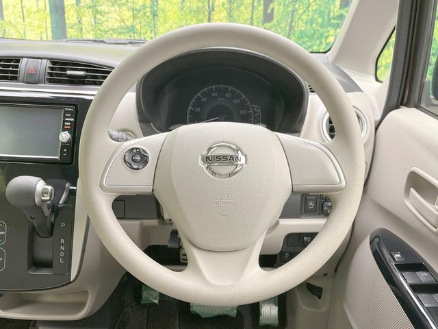 �C���e���A�ɍ��킹���f�U�C���̃X�e�A�����O�́A�^�]�������̂��Ƃ��l���A�^�]���₷���`��A�傫���ł��B�����x�A���ۂɐG���Ă��m���߂��������B