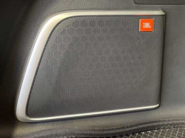 【JBLサウンドシステム】メーカーオプションの高品位サウンドシステムを搭載。専用のチューニングが施された大小様々なスピーカーから良質なサウンドが奏でられ、臨場感あふれる音響空間を演出します。