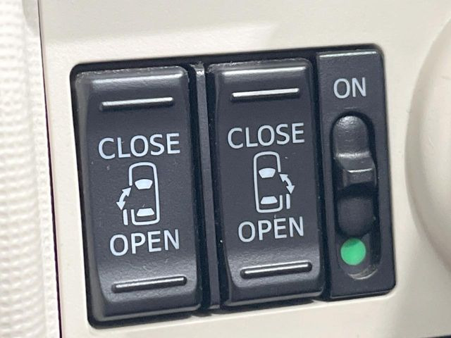 【両側パワースライドドア】スマートキーや運転席のスイッチで後席両側スライドドアの開閉が可能♪電動だから力を入れてドアを開ける必要が無く、小さなお子様でも簡単に開け閉めでき快適です♪