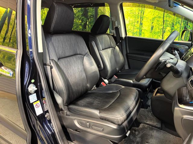 運転席まわりには十分なスペースがあり、大柄な方でもゆったり運転していただける環境です。