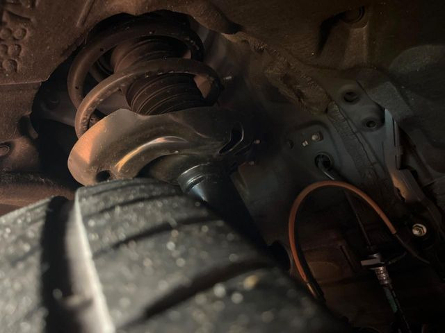 お車を安心してお乗りいただく為には、足回りの定期点検が欠かせません。サービスサポート(有償保証)では無料点検もご提供しており、安心のカーライフをお過ごしいただけるサポート体制が整っています。