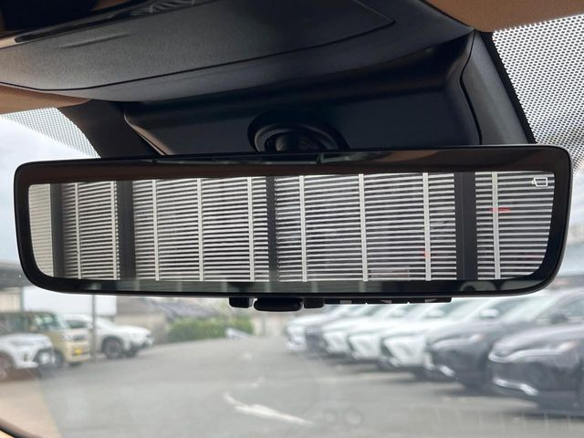 【デジタルインナーミラー】後席の大きな荷物や同乗者で後方が確認しづらい時でも安心!カメラが撮影した車両後方の映像をルームミラー内に表示。クリアな視界で状況の確認が可能です!