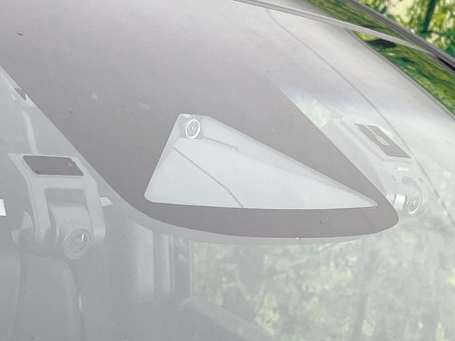 【ホンダセンシング】走行中に前方の車両等を認識し、衝突しそうな時は警報とブレーキで衝突回避と被害軽減をアシスト。より安全にドライブをお楽しみいただけます。
