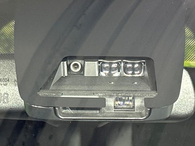 【トヨタセーフティセンス】走行中に前方の車両等を認識し、衝突しそうな時は警報とブレーキで衝突回避と被害軽減をアシスト。より安全にドライブをお楽しみいただけます。