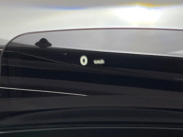 ●ヘッドアップディスプレイ:現在の速度や走行情報をデジタル表示で運転席前方のガラスに投影!運転中、視線をずらさず必要な情報を確認できるのでとっても便利で安心!