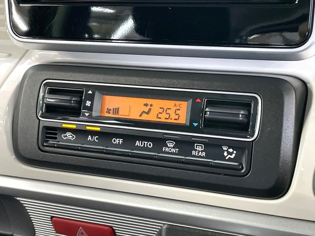 【オートエアコン】一度お好みの温度に設定すれば、車内の温度を検知し風量や温度を自動で調整。暑い&hellip;寒い&hellip;と何度もスイッチ操作をする必要はありません。快適な車内空間には必須の機能ですね♪