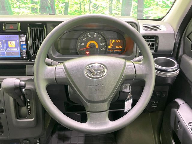 インテリアに合わせたデザインのステアリングは、運転される方のことも考え、運転しやすい形状、大きさです。是非一度、実際に触ってお確かめください。