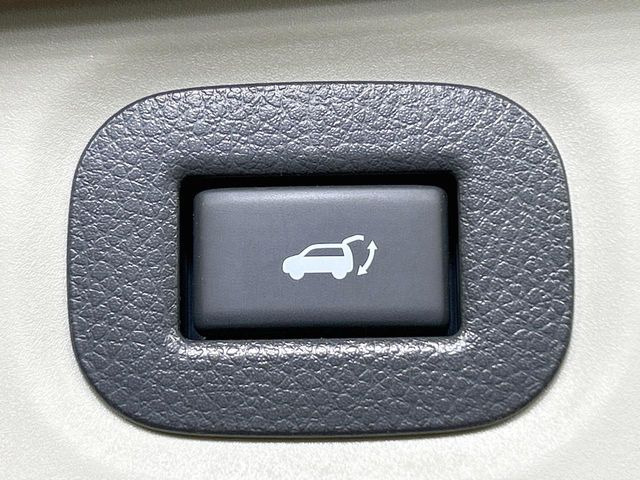 【パワーバックドア】スマートキーや運転席のボタンを押すだけでリアゲートが自動で開閉します!荷物を持っている時や、高い位置にあるバックドアを閉める際に便利な機能です♪