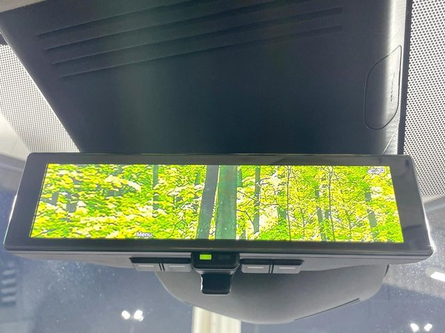 【インテリジェントルームミラー】後席の大きな荷物や同乗者で後方が確認しづらい時でも安心!カメラが撮影した車両後方の映像をルームミラー内に表示。クリアな視界で状況の確認が可能です!