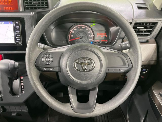 インテリアに合わせたデザインのステアリングは、運転される方のことも考え、運転しやすい形状、大きさです。是非一度、実際に触ってお確かめください。